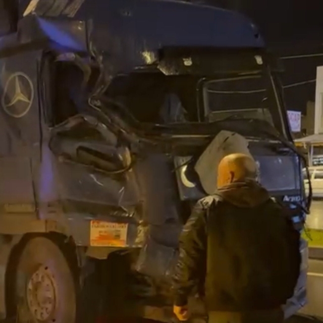 Mersin'de tırlar çarpıştı: 2 yaralı