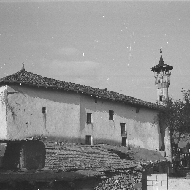 Depremin zarar verdiği 8 asırlık camide restorasyon çalışmaları başladı