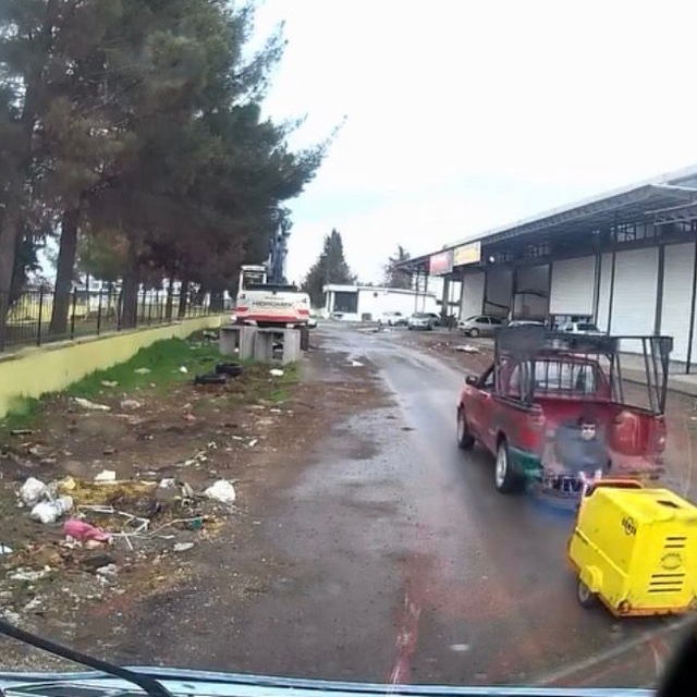 Aracın kasasında oturan çocuk düşme tehlikesiyle karşı karşıya kaldı