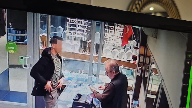 Kuyumcuya 'Jandarmayım' deyip silah gösterdi; altın ayırtıp kaçtı
