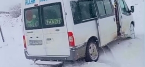 Kar yağışı nedeniyle yolda kalan öğrenci servisinin imdadına İl Özel İdaresi ekipleri yetişti