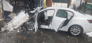 Bingöl’de otomobil iş yerine girdi: 5 yaralı