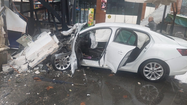 Bingöl'de otomobil iş yerine girdi: 5 yaralı