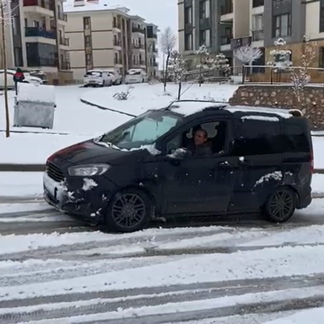 Elazığ'da kar yağışından dolayı araçlar yolda kaldı