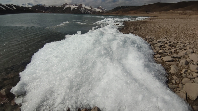 Van'da baraj gölünde donan dalgalar görsel şölen sundu
