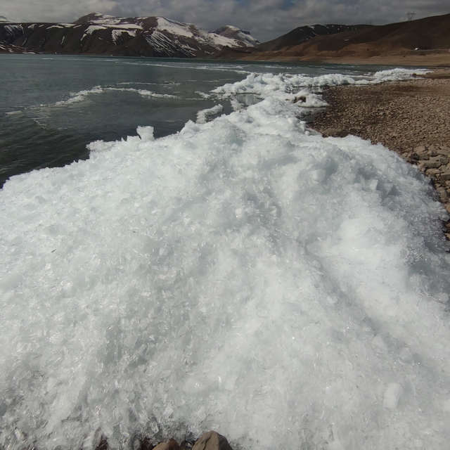 Van'da baraj gölünde donan dalgalar görsel şölen sundu