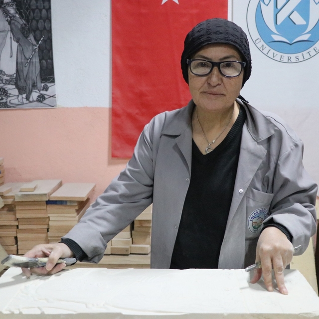 Hat sanatı hocası, tarihi Rum Yetimhanesi'nin bahçesinde kurulan atölyede t...