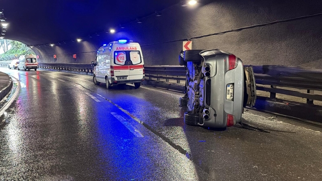 Trabzon Çömlekçi Tüneli'nde kaza: 2 yaralı
Kaza nedeniyle Karadeniz Sahil Yolu'nun Giresun istikameti yaklaşık 1 saat trafiğe kapandı