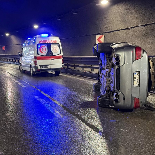 Trabzon Çömlekçi Tüneli'nde kaza: 2 yaralı
Kaza nedeniyle Karadeniz Sahil Y...