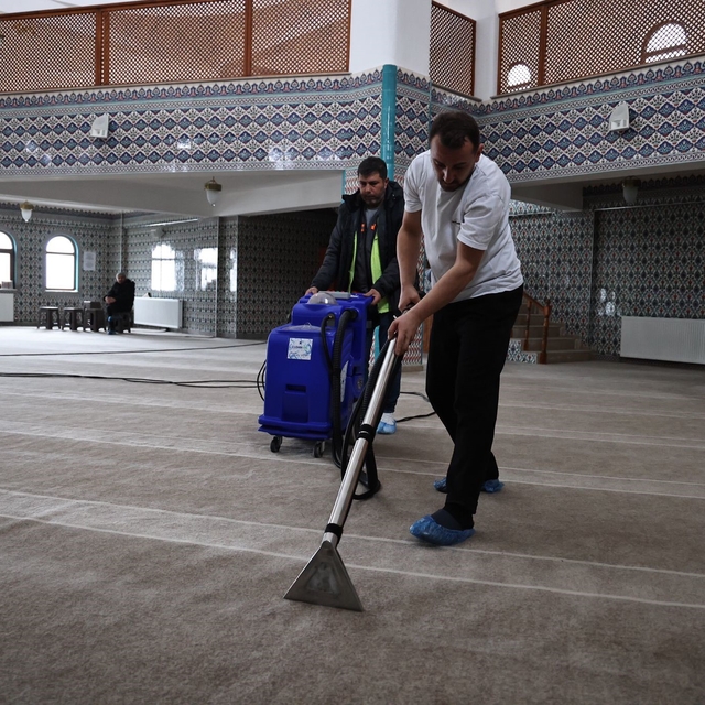 Zonguldak'ta camilerde Ramazan temizliği