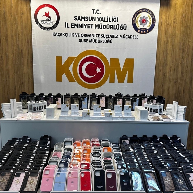 Samsun'da 1 milyon TL'lik kaçak elektronik eşya ve aksesuarı ele geçirildi