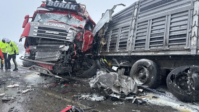 Sivas'ta 2 TIR çarpıştı: 1 ölü, 2 yaralı