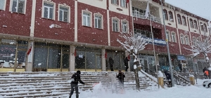 Demirözü’nde cadde ve ara sokaklar kardan temizleniyor