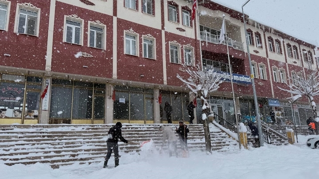 Demirözü'nde cadde ve ara sokaklar kardan temizleniyor