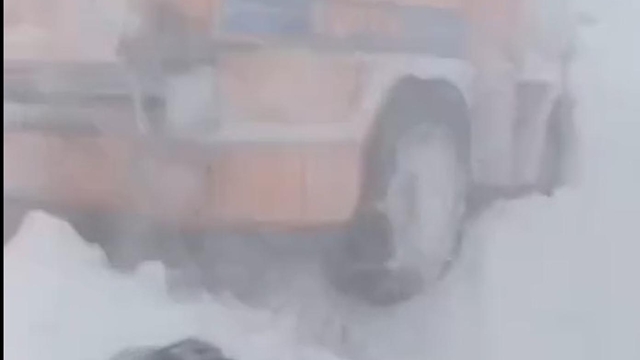 2 bin 540 rakımlı Sahara Geçidi'ne çığ düştü, iş makineleri kar altında kaldı