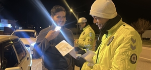 Ehliyetini zarftan çıkarmak için 1 ay torpidoda tutup çevirmeye girmeyi bek...