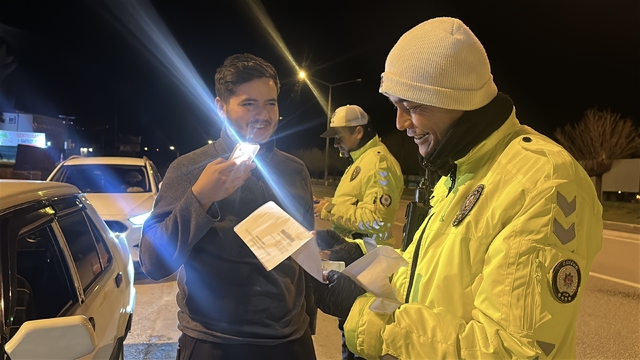 Ehliyetini zarftan çıkarmak için 1 ay torpidoda tutup çevirmeye girmeyi bekledi
Çevirmede ehliyetinin zarfını trafik polisine açtıran genç: "1 aydır bu anı bekliyordum"