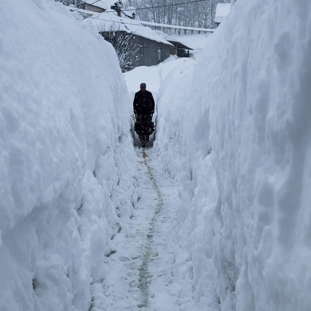 Tunceli'de kar kalınlığı insan boyunu geçti