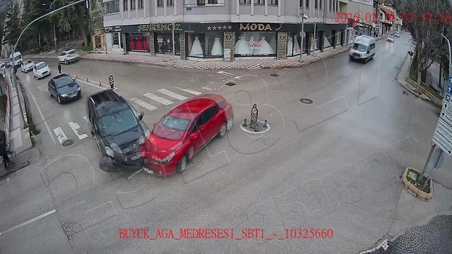 Amasya'da otomobilin Yeşilırmak Nehri'ne uçtuğu kaza kamerada