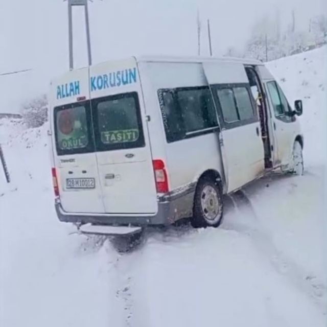 Kar yağışı nedeniyle yolda kalan öğrenci servisinin imdadına İl Özel İdares...