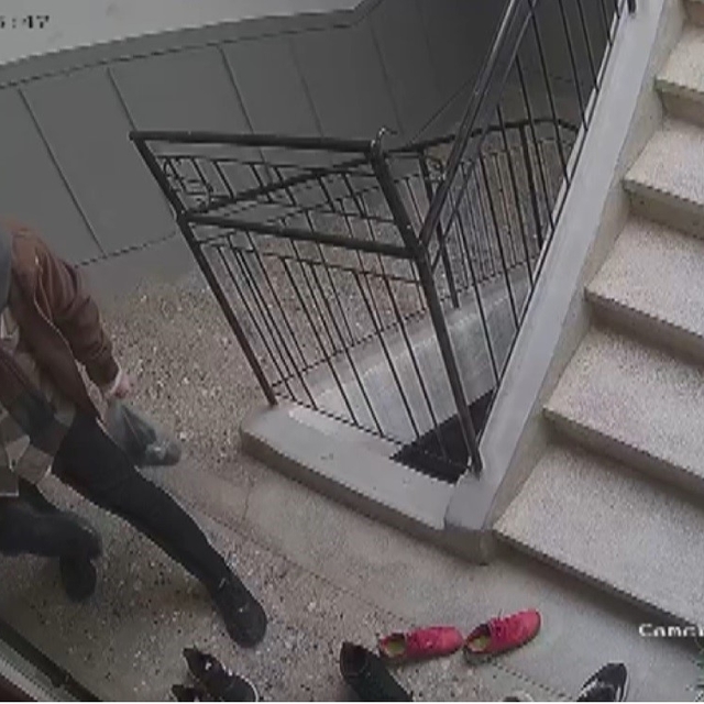 Bu da marka takıntılı hırsızlık şüphelisi
Ayakkabıları tek tek kontrol edip...