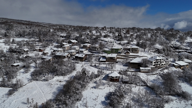 Güneşin açmasıyla oluşan eşsiz kar manzaraları dronla görüntülendi
Çiçek açan ağaçların karla kaplanması zirai don ihtimalini de beraberinde getirdi