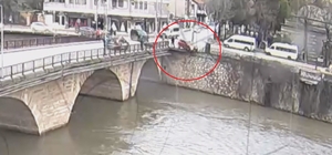 Hafif ticari araçla çarpışan otomobil, nehre uçtu; anne ile kızı yaralı (2)