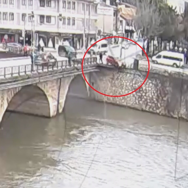 Hafif ticari araçla çarpışan otomobil, nehre uçtu; anne ile kızı yaralı (2)