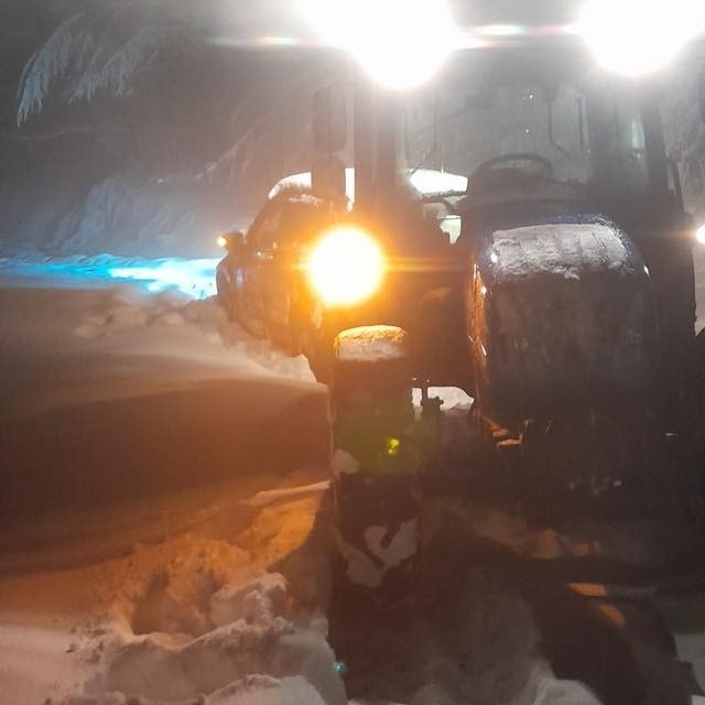 Karlı yolda mahsur kalan iki kişi kurtarıldı