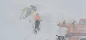 2 bin 540 rakımlı Sahara Geçidi'ne çığ düştü, iş makineleri kar altında kaldı (2)