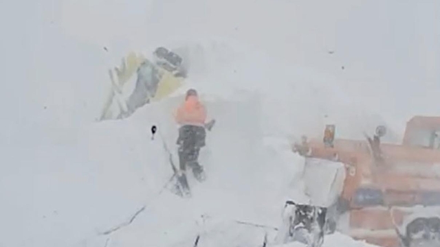 2 bin 540 rakımlı Sahara Geçidi'ne çığ düştü, iş makineleri kar altında kaldı (2)