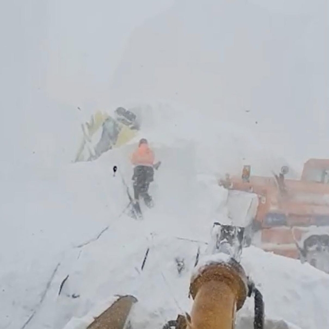 2 bin 540 rakımlı Sahara Geçidi'ne çığ düştü, iş makineleri kar altında kal...
