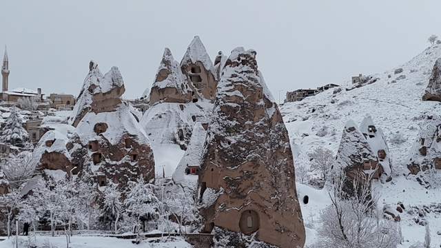 Kapadokya kar altında kartpostallık görüntüler oluştu