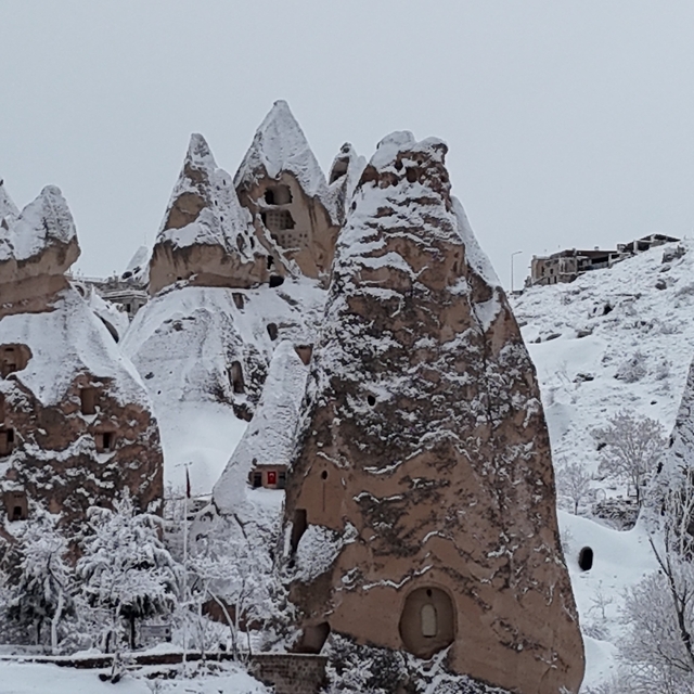 Kapadokya kar altında kartpostallık görüntüler oluştu