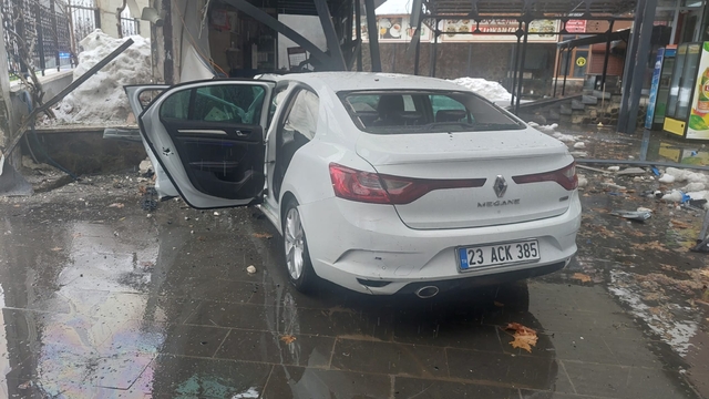 Bingöl'de otomobil lokantaya girdi: 5 yaralı