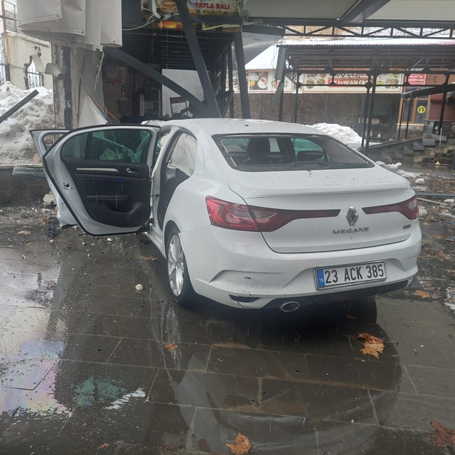 Bingöl'de otomobil lokantaya girdi: 5 yaralı