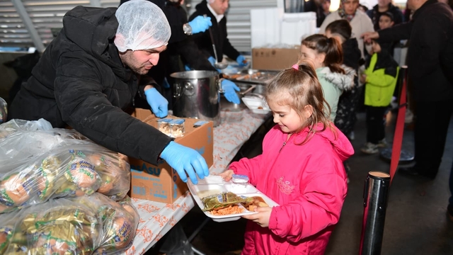 Osmangazi'de gönülleri buluşturan iftar programı
Başkan Aydın'dan Çiftehavuzlar'da anlamlı buluşma
Başkan Erkan Aydın: "Ramazan'ın bereketini Osmangazi'deki yurttaşlarımızla paylaşıyoruz"