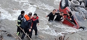 Amasya'da otomobil köprüden Yeşilırmak Nehri'ne uçtu: Anne-kızı ekipler kur...