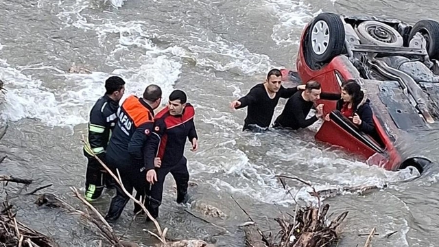 Amasya'da otomobil köprüden Yeşilırmak Nehri'ne uçtu: Anne-kızı ekipler kurtardı