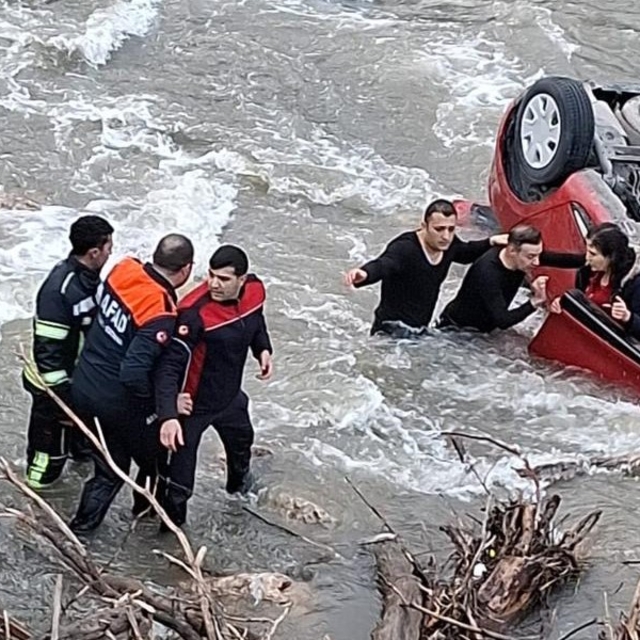 Amasya'da otomobil köprüden Yeşilırmak Nehri'ne uçtu: Anne-kızı ekipler kur...