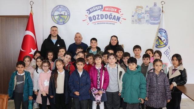 Başkan Özel, minik öğrencilerle bir araya geldi