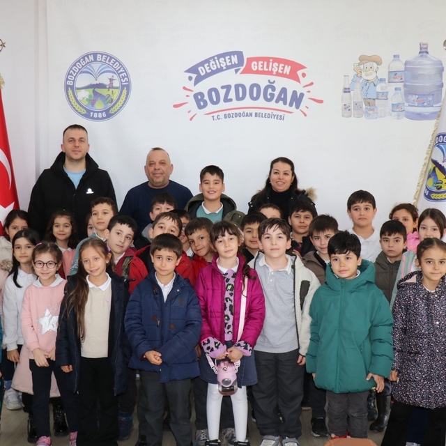 Başkan Özel, minik öğrencilerle bir araya geldi