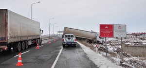 Kars-Ardahan kara yolunda TIR kazası