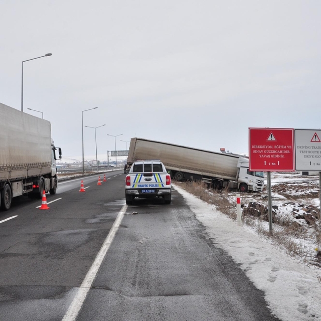 Kars-Ardahan kara yolunda TIR kazası