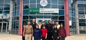 Ortaokul öğrencileri gençlik merkezinde