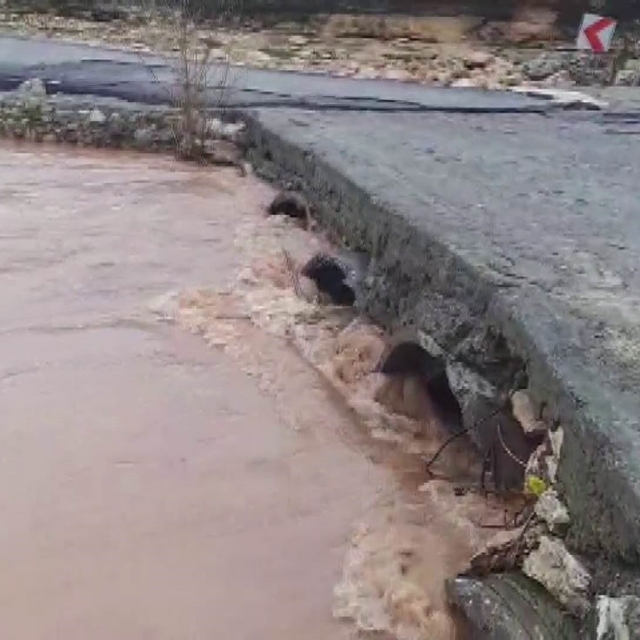 Sağanak sonrası dereler coştu, köprüler hasar aldı
