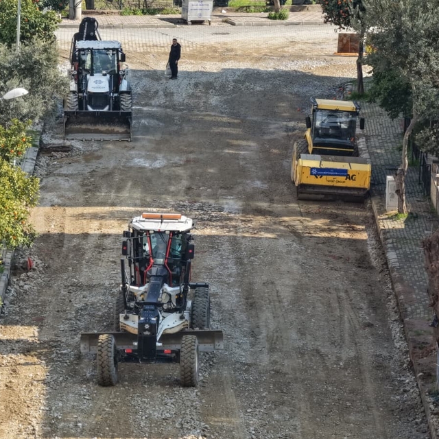 Büyükşehir'in yol yenileme çalışmaları sürüyor