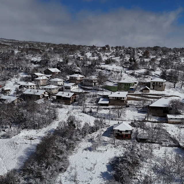 Güneşin açmasıyla oluşan eşsiz kar manzaraları dronla görüntülendi
Çiçek aç...