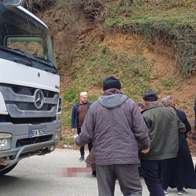 Hafriyat kamyonu cenaze törenine katılan kadına çarptı
Giresun'da cenaze ne...