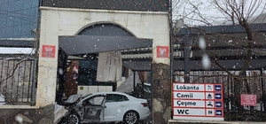 Bingöl'de kontrolden çıkarak lokantaya giren otomobildeki 5 kişi yaralandı